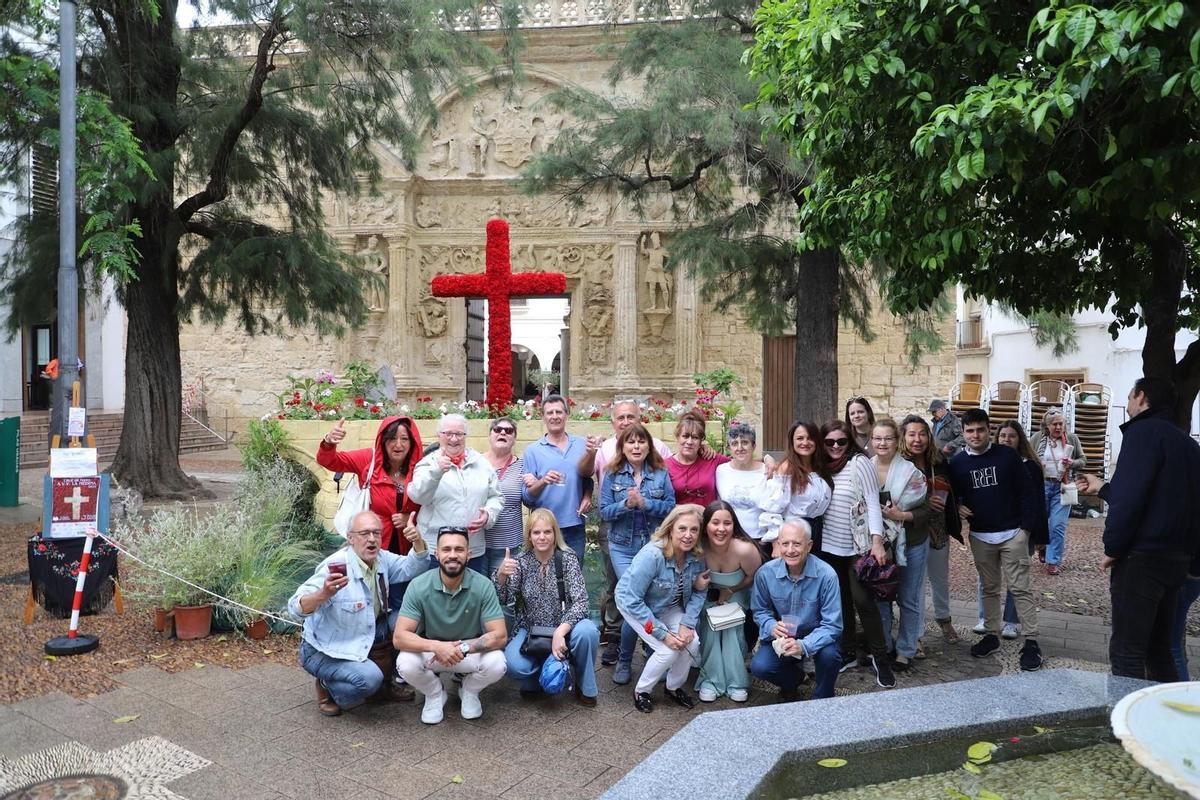 Visitantes se fotografían en una de las Cruces premiadas en el concurso de 2025.