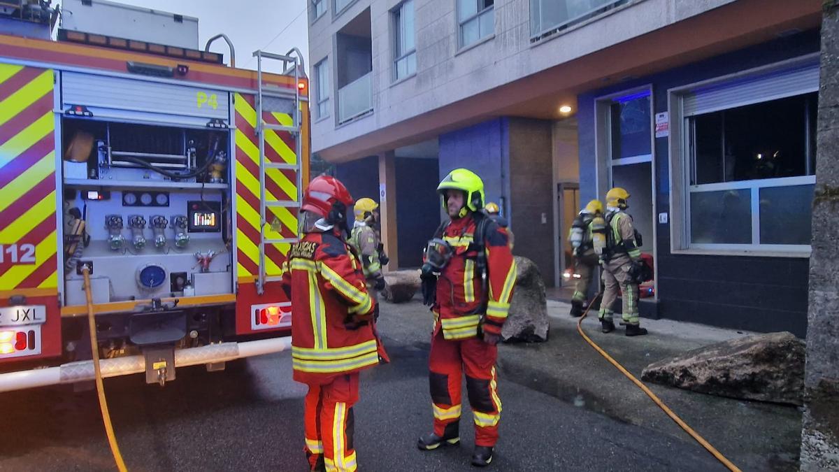 Los equipos de emergencias en el lugar del incendio.