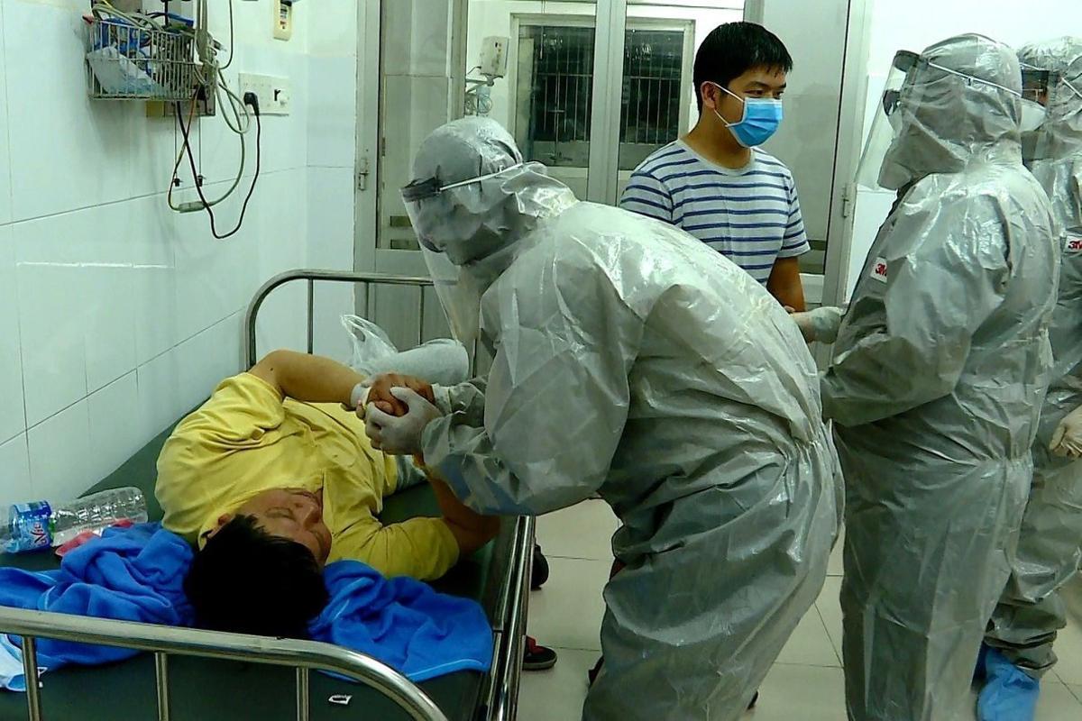 Ho Chi Minh (Viet Nam), 23/01/2020.- Officials from Vietnam’s Ministry of Health talk to a man tested positive for the Wuhan coronavirus, at an isolated section at Cho Ray hospital, in Ho Chi Minh city, Vietnam, 23 January 2020 (issued 24 January 2020). Two male Chinese citizens in Vietnam had tested positive to coronavirus, according to the ministry. The outbreak of coronavirus has so far claimed 25 lives and infected more than 800 others, according to media reports. The virus has so far spread to the USA, Thailand, South Korea, Japan, Singapore, Vietnam and Taiwan. (Japón, Corea del Sur, Singapur, Tailandia, Estados Unidos, Singapur) EFE/EPA/STR VIETAM OUT Ho Chi Minh (Viet Nam), 23/01/2020.- Officials from Vietnam’s Ministry of Health talk to a man tested positive for the Wuhan coronavirus, at an isolated section at Cho Ray hospital, in Ho Chi Minh city, Vietnam, 23 January 2020 (issued 24 January 2020). Two male Chinese citizens in Vietnam had tested positive to coronavirus, according to the ministry. The outbreak of coronavirus has so far claimed 25 lives and infected more than 800 others, according to media reports. The virus has so far spread to the USA, Thailand, South Korea, Japan, Singapore, Vietnam and Taiwan. (Japón, Corea del Sur, Singapur, Tailandia, Estados Unidos, Singapur) EFE/EPA/STR VIETAM OUT