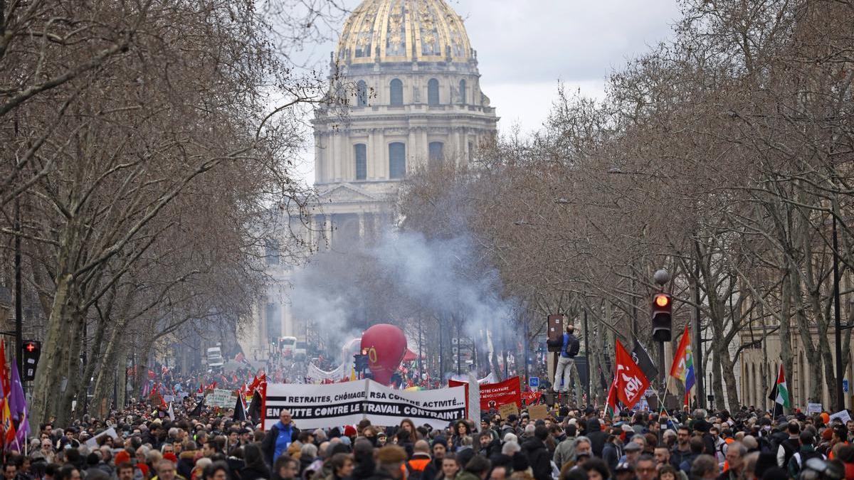 Miles de personas participan en París en la nueva huelga general contra la reforma de las pensiones del Eliseo.