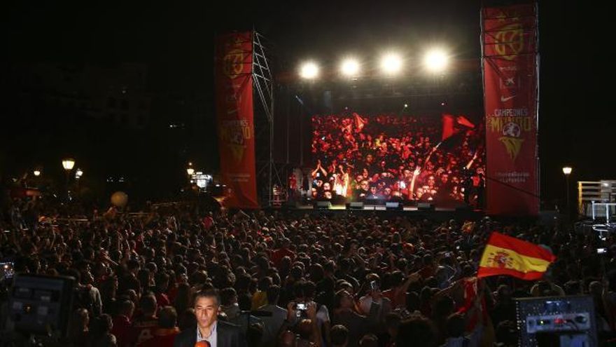 Fiesta en honor de los campeones del mundo en la Plaza de Colón