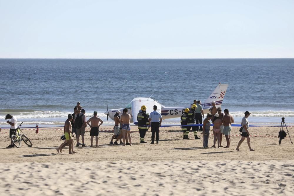 DOS BAÑISTAS MUEREN ARROLLADOS POR UNA AVIONETA ...