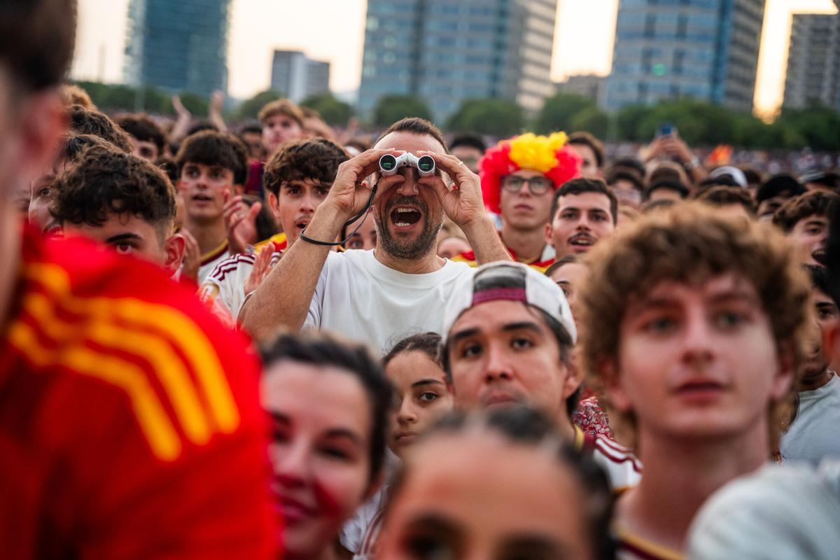 Aficionados de la selección española y de la selección argentina siguen la final del Mundial 2026 en la pantalla gigante situada en la Plataforma Marina del Fòrum
