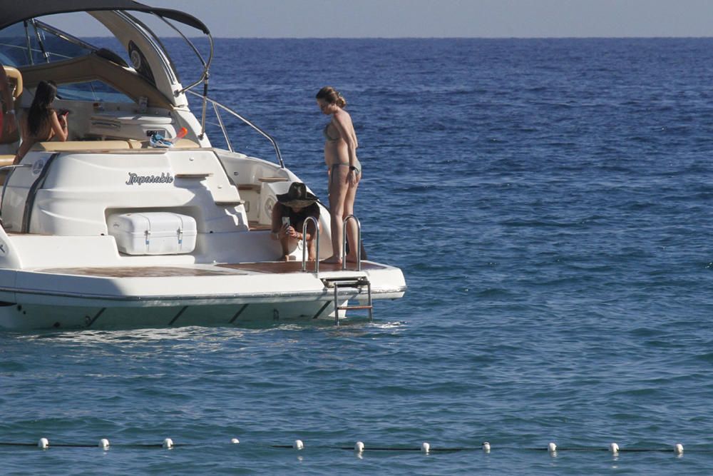 Laura Matamoros y Benji Aparicio en Barco en Cala Jondal, junto  Fonsi Nieto y su mujer Marta Castro.