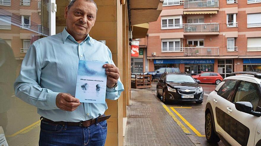 Lluís Comellas amb el seu llibre, el 2018, a Regió 7 de Berga