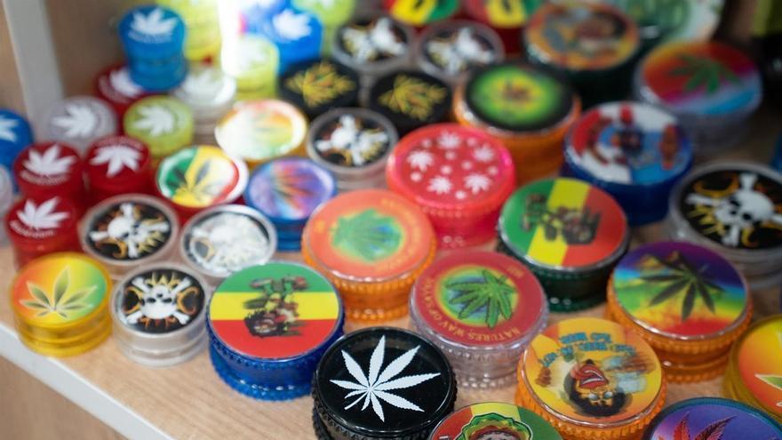 Regalar o vender merchandising con hojas de cannabis a adultos ya no será sancionable