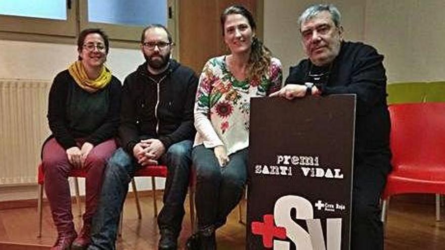 Cerdan, Sarrió, Serra i Riera amb el cartell que anuncia el premi Santi Vidal, ahir a la seu de Creu Roja