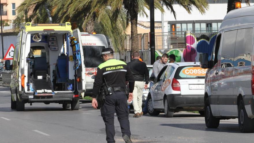 Un agente en la avenida de la Pau.