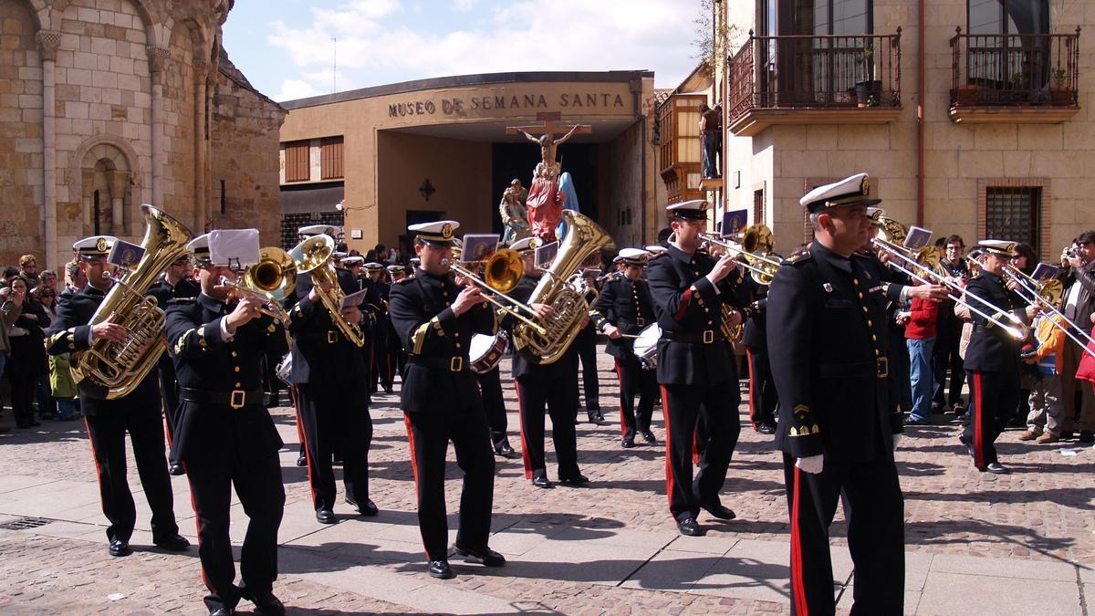 La Banda de la Marina en un desfile del Santo Entierro