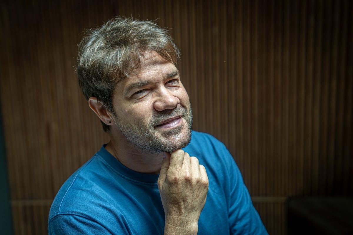 Entrevista con el actor y humorista Juan Dávila, fotografiado durante la conversación con la redactora Laura Nuel. A 31 de Julio de 2026. Cultura. AUTOR: MANU MITRU.