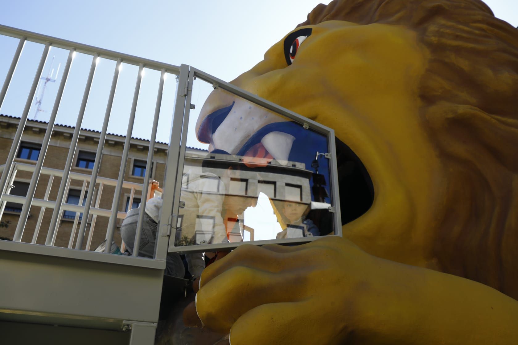 En imágenes | La comparsa de gigantes y cabezudos ilusionan a los más pequeños