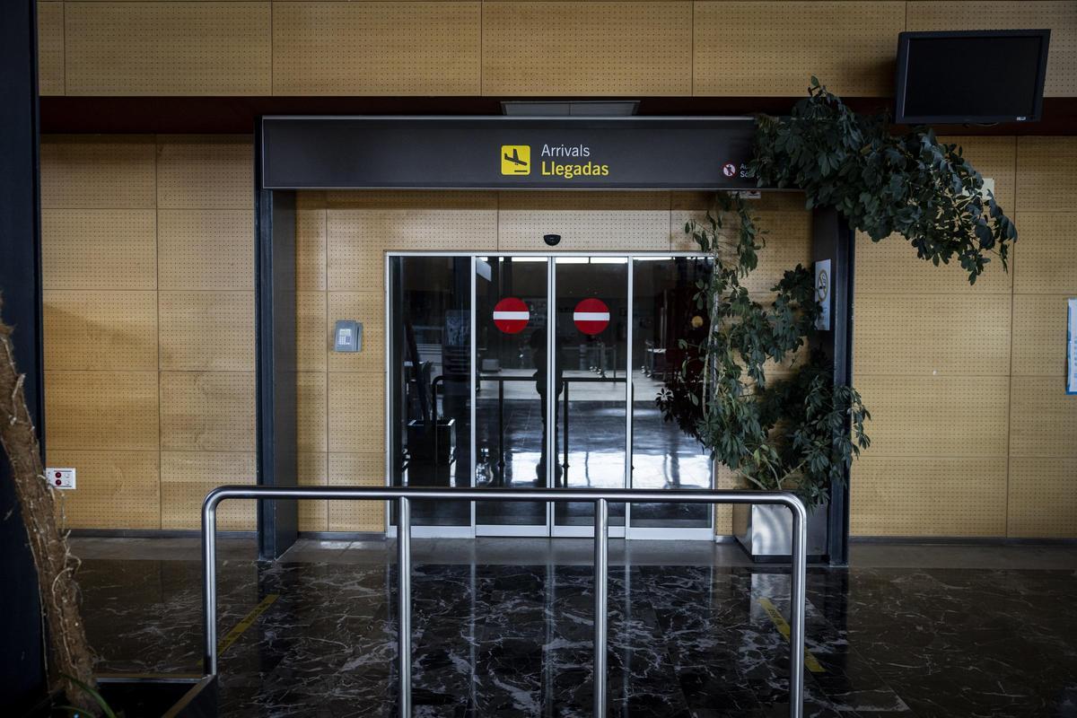 En imágenes | Este es el estado actual del aeropuerto Huesca-Pirineos, el menos utilizado de España