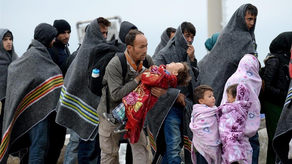 refugiados en la frontera entre austria y hungria