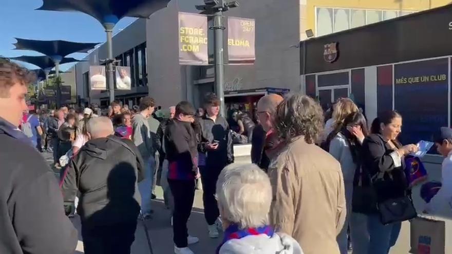 Quedan dos horas para que empiece el entrenamiento y ya hay largas colas para acceder al estadio