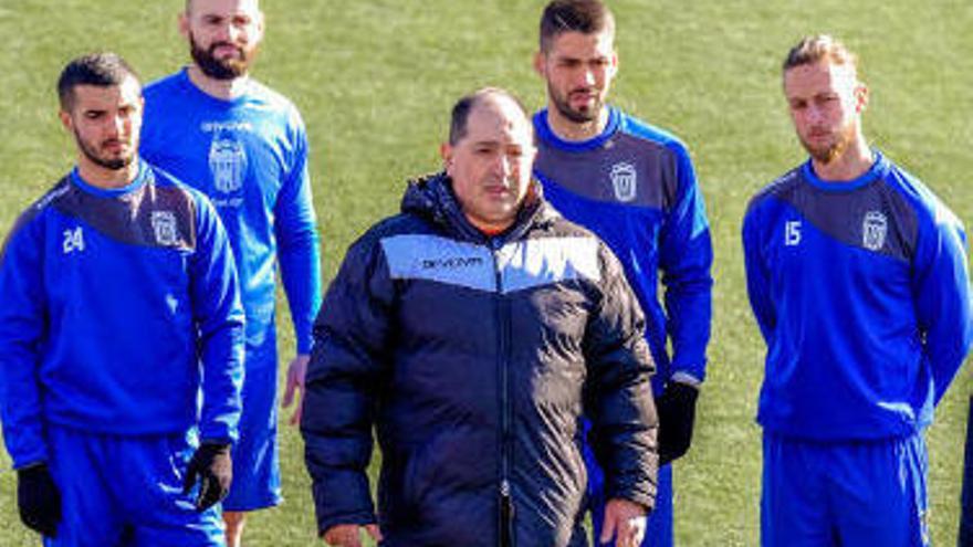 El técnico detenido, junto a los jugadores del Eldense.