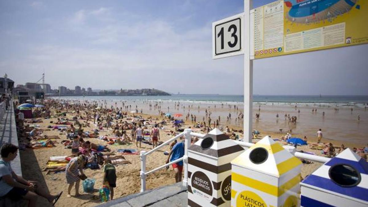 La escalera 13 de la playa de San Lorenzo, donde está el balneario