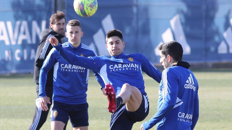 Jaume Grau y Azón hacen parte de la sesión con el grupo en el Real Zaragoza