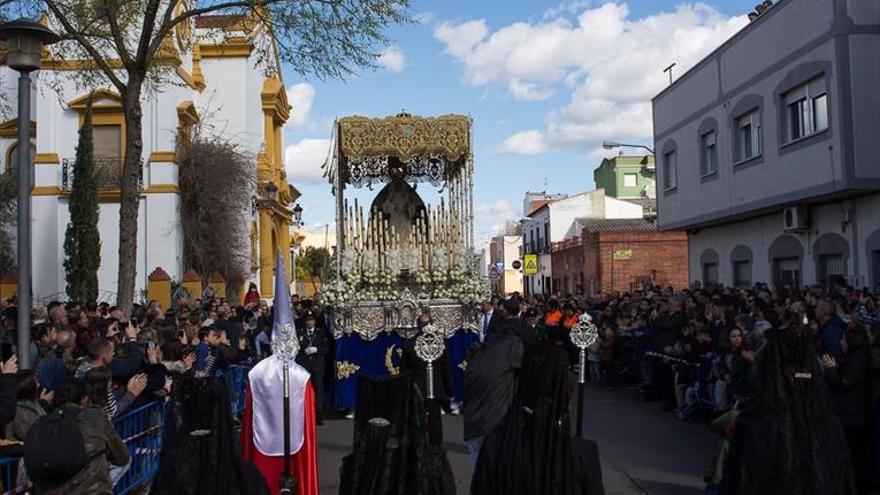 La Borriquita estrena los apóstoles restaurados que acompañan al Cristo