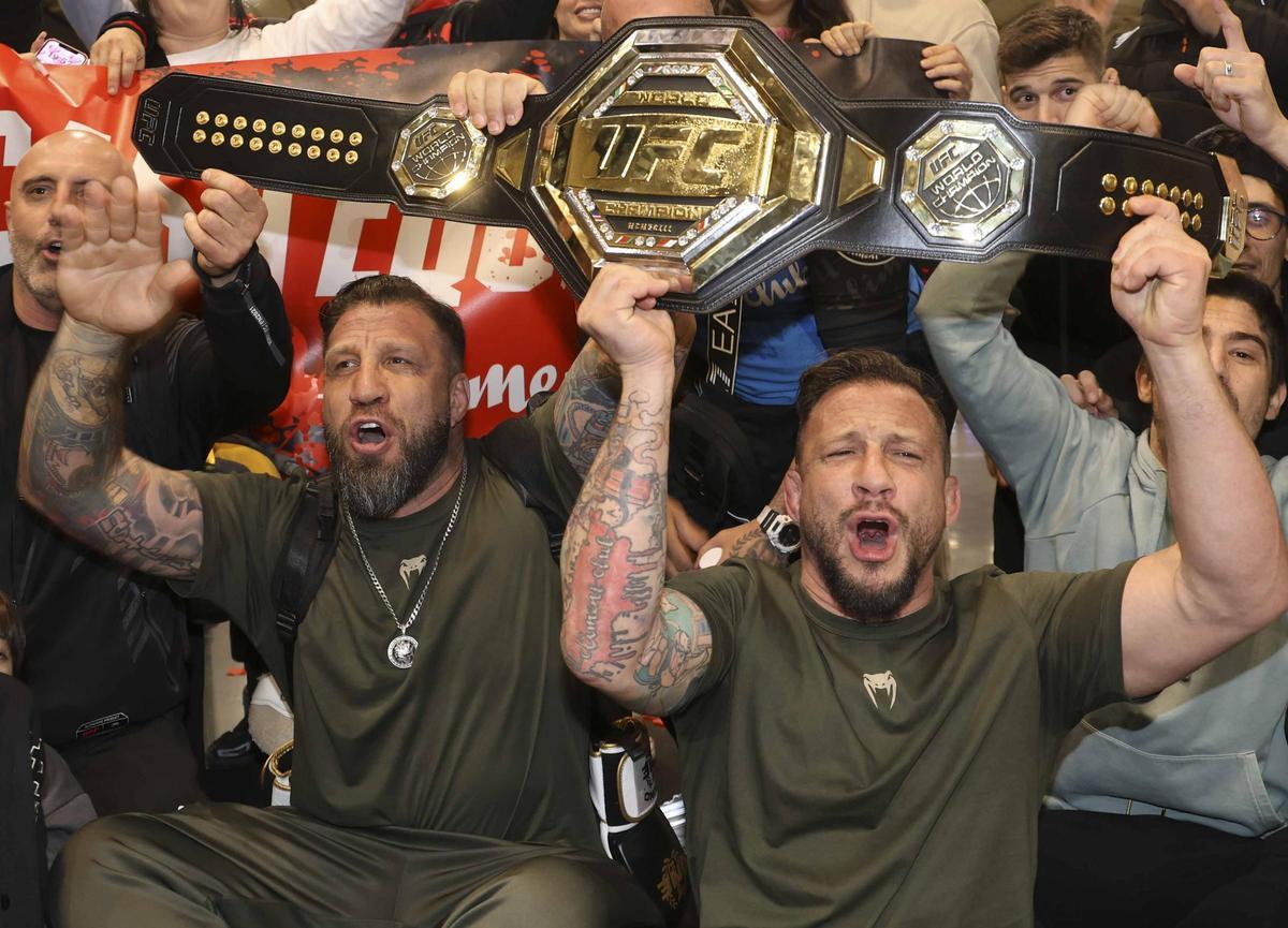 Recibimiento en la estación de tren de Alicante al equipo de Ilia Topuria, campeón de la UFC.