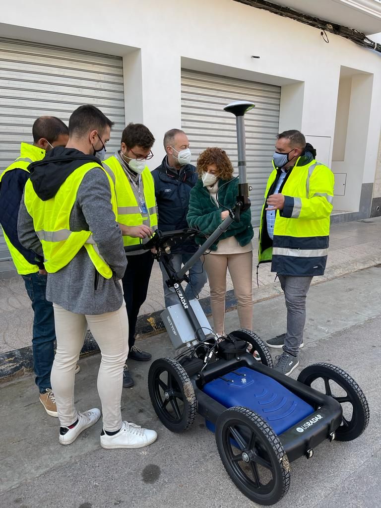 Técnicos y la edila Piquer, con el georadar