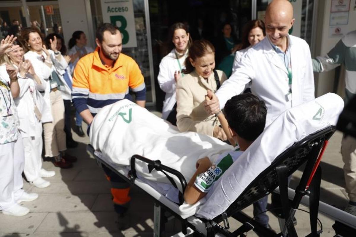 Un niño herido en el accidente de Adamuz abandona el hospital Reina Sofía el pasado enero.