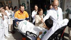 Un niño herido en el accidente de Adamuz abandona el hospital Reina Sofía el pasado enero.
