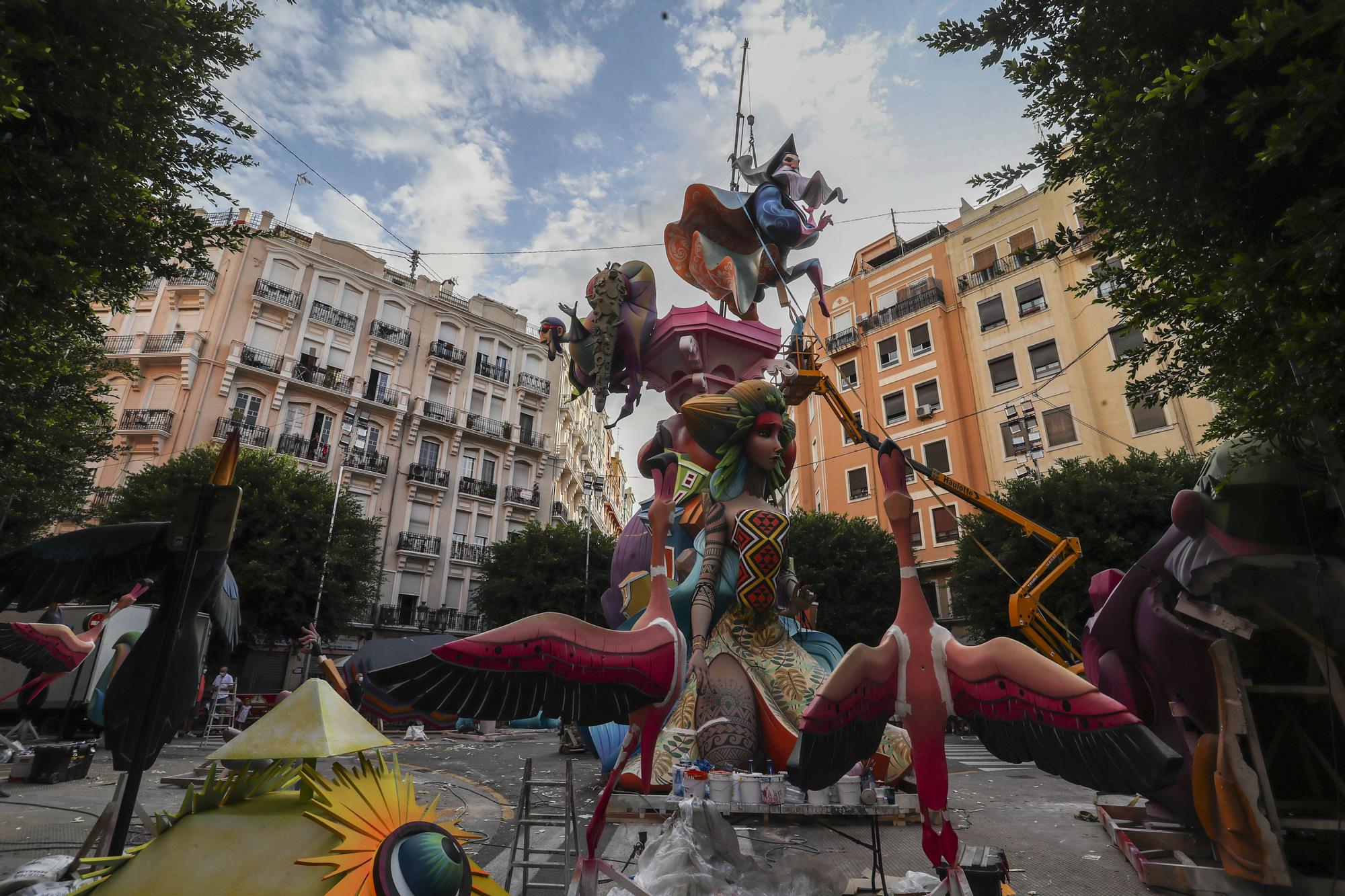 Fallas 2021. Así "vuela" el remate de la falla Sueca-Literato Azorín