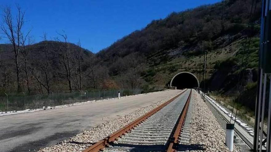 Un tramo de la Variante con la vía en ancho ibérico ya instalada.