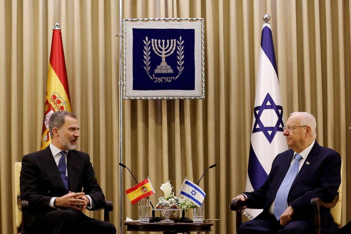 Spain’s King Felipe VI sits next to Israeli President Reuven Rivlin during their meeting in Jerusalem January 23, 2020. REUTERS/Corinna Kern