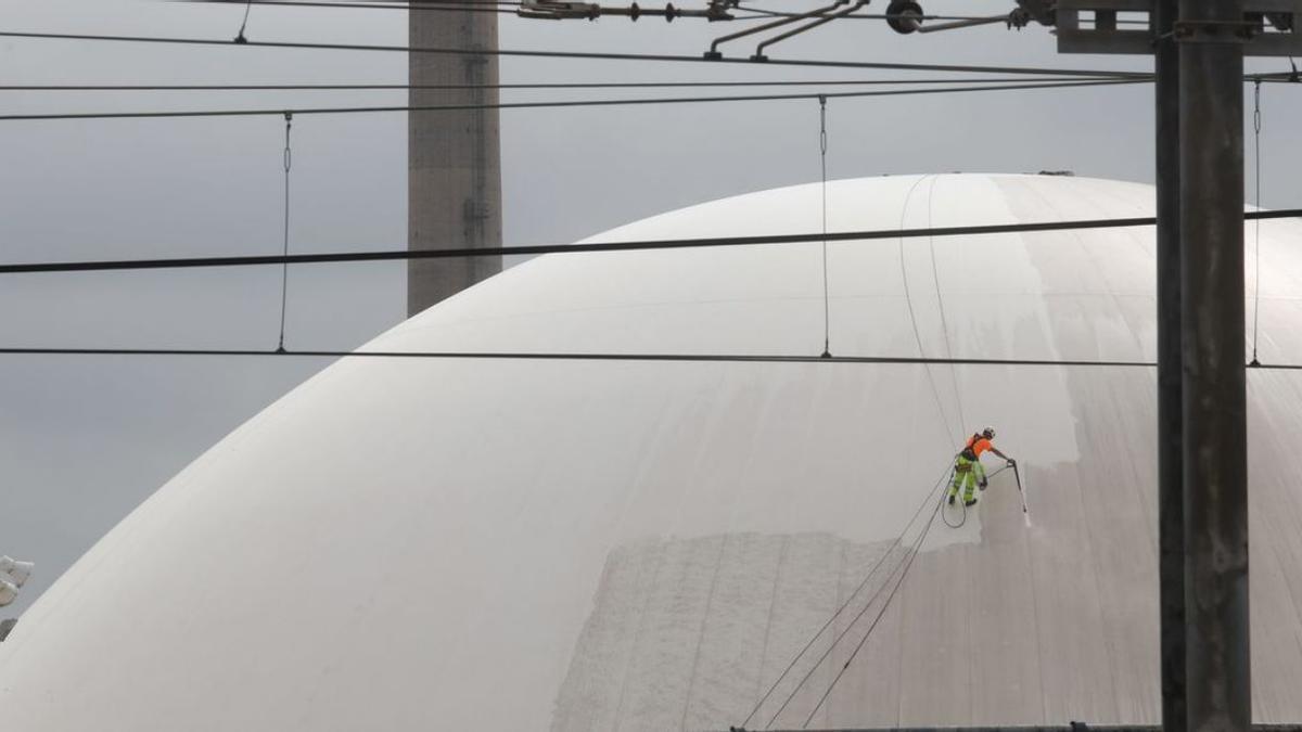 Puesta a punto de la cúpula del Centro Niemeyer | MARA VILLAMUZA