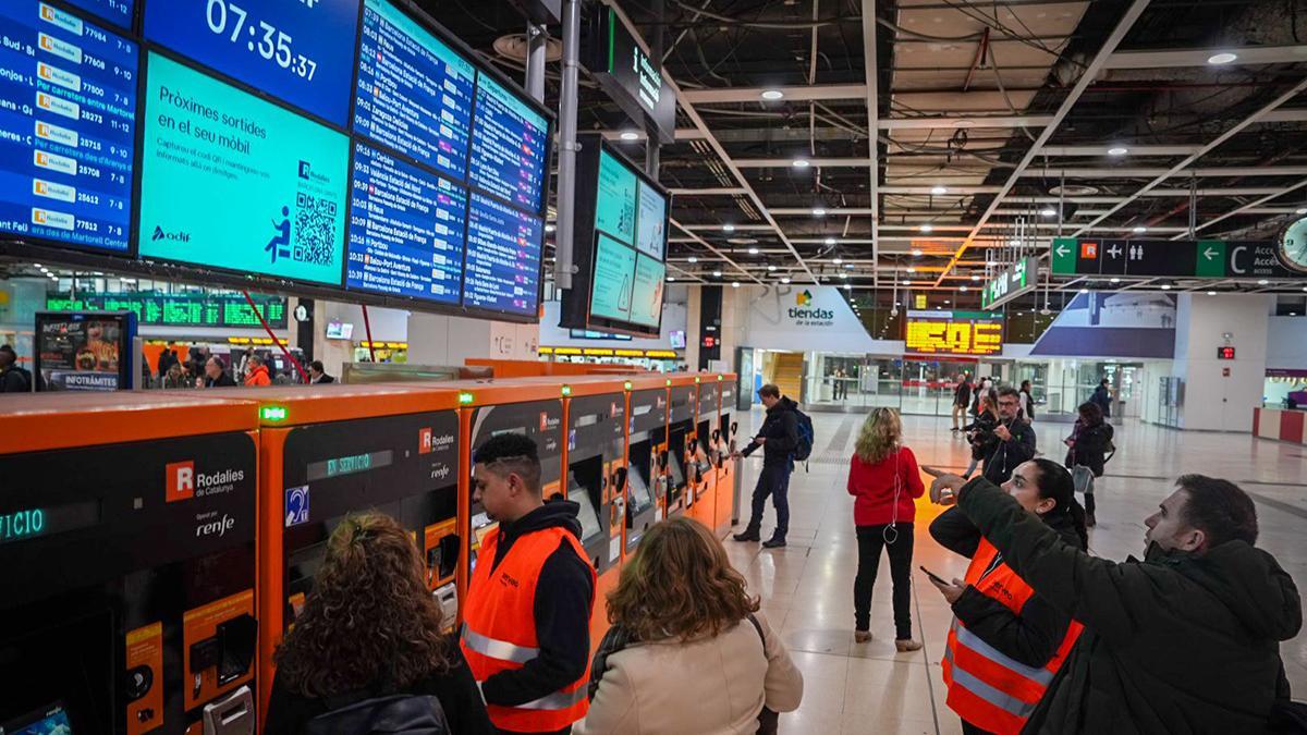El Govern promet que dilluns Rodalies funcionarà «amb normalitat» i admet que falla en la informació als usuaris