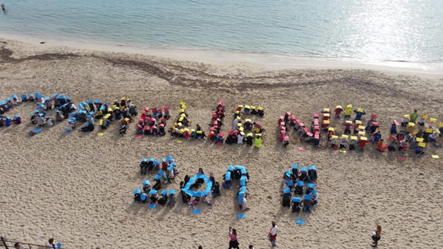 Mensaje formado por los alumnos en la playa.