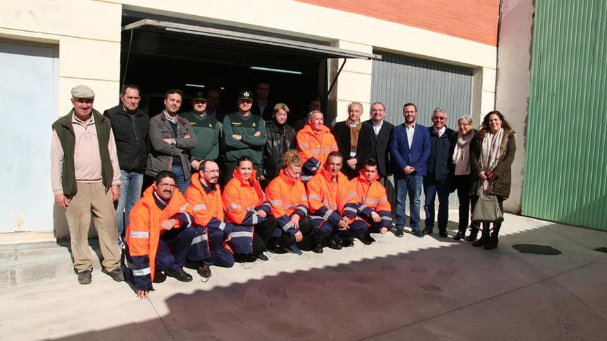 Foto de familia frente a las nuevas dependencias de Protección Civil en Sierra de Yeguas.