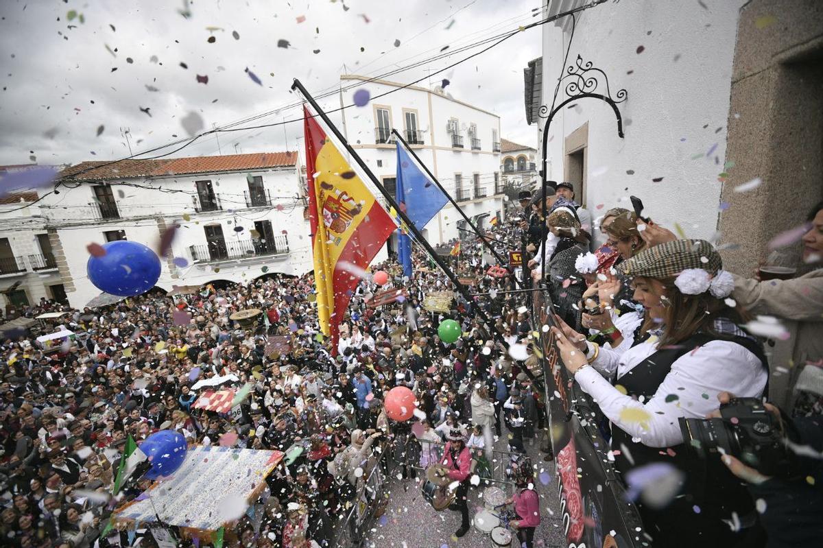 Momento del pregón desde el balcón del ayuntamiento.