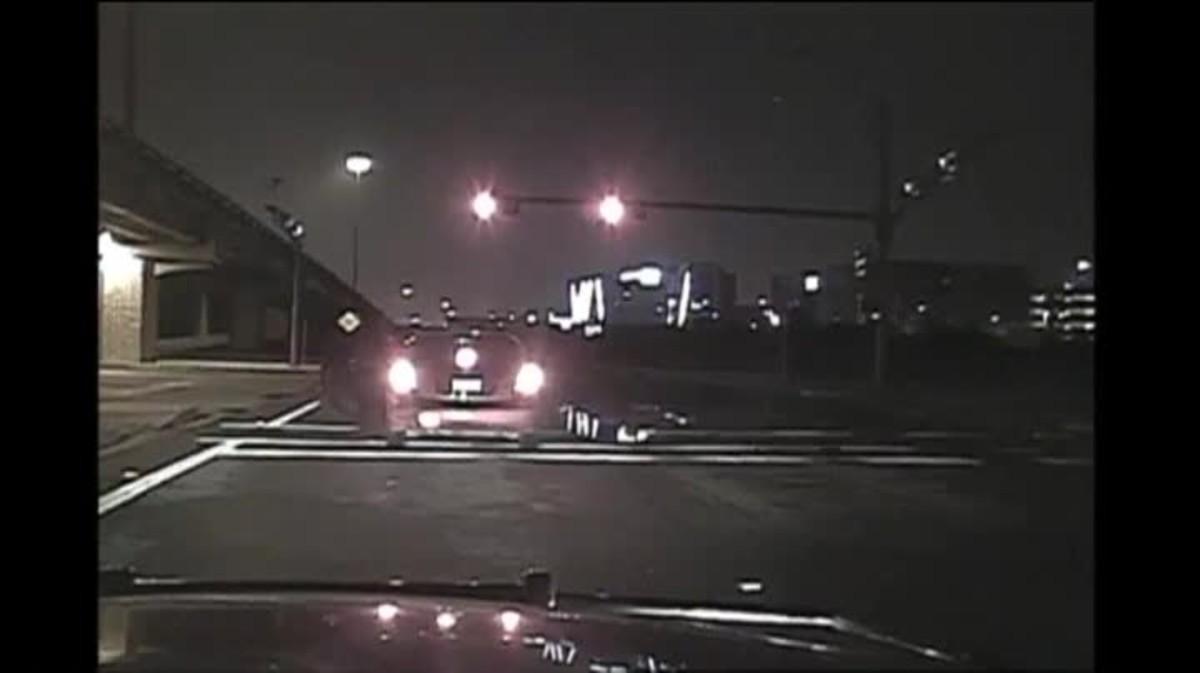 Un cotxe fuig amb la policia dins del cotxe, a Texas.
