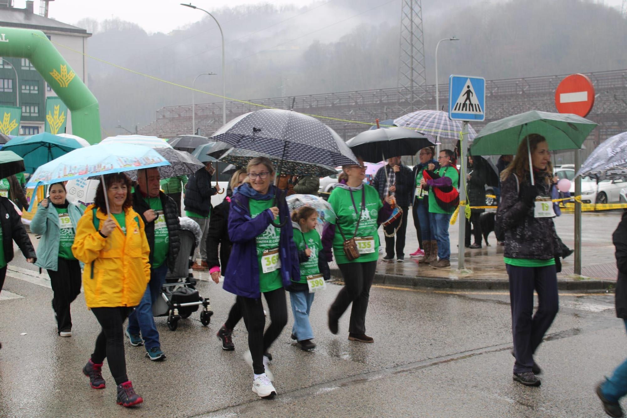 Así fue la carrera contra el cáncer en Langreo: Medio millar de valientes desafían a la lluvia por una buena causa