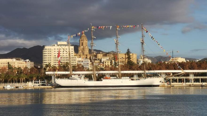 El buque escuela 'Unión' de la armada peruana, atracado en el puerto de Málaga.