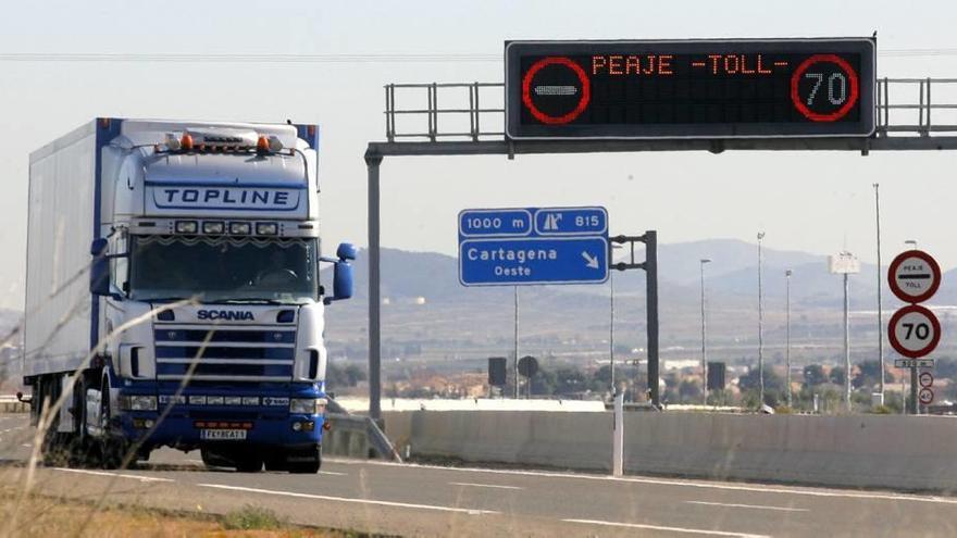 Un camión recorre la casi desértica AP-7, que conecta Cartagena con Vera.