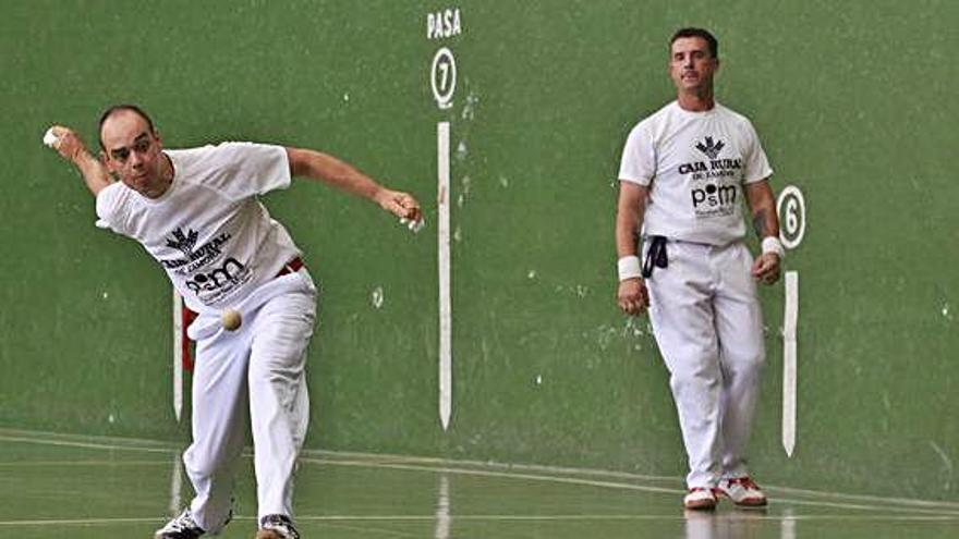 Óscar emboca la pelota durante la final 1ªB de ayer.