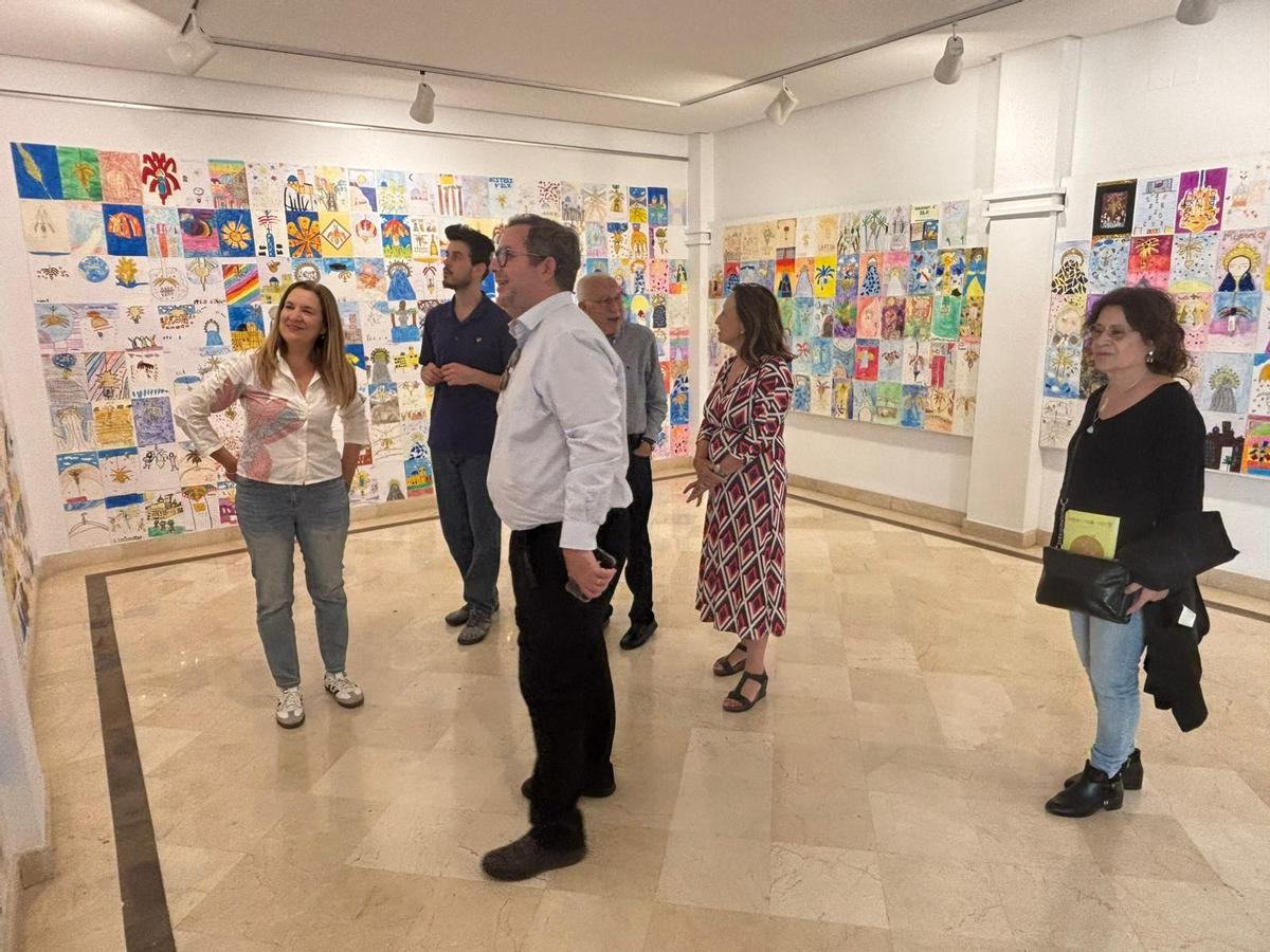 La sala empapelada con cerca de 1.000 dibujos de escolares ilicitanos es uno de los principales reclamos de la jornada de puertas abiertas de la Casa de la Festa de Elche