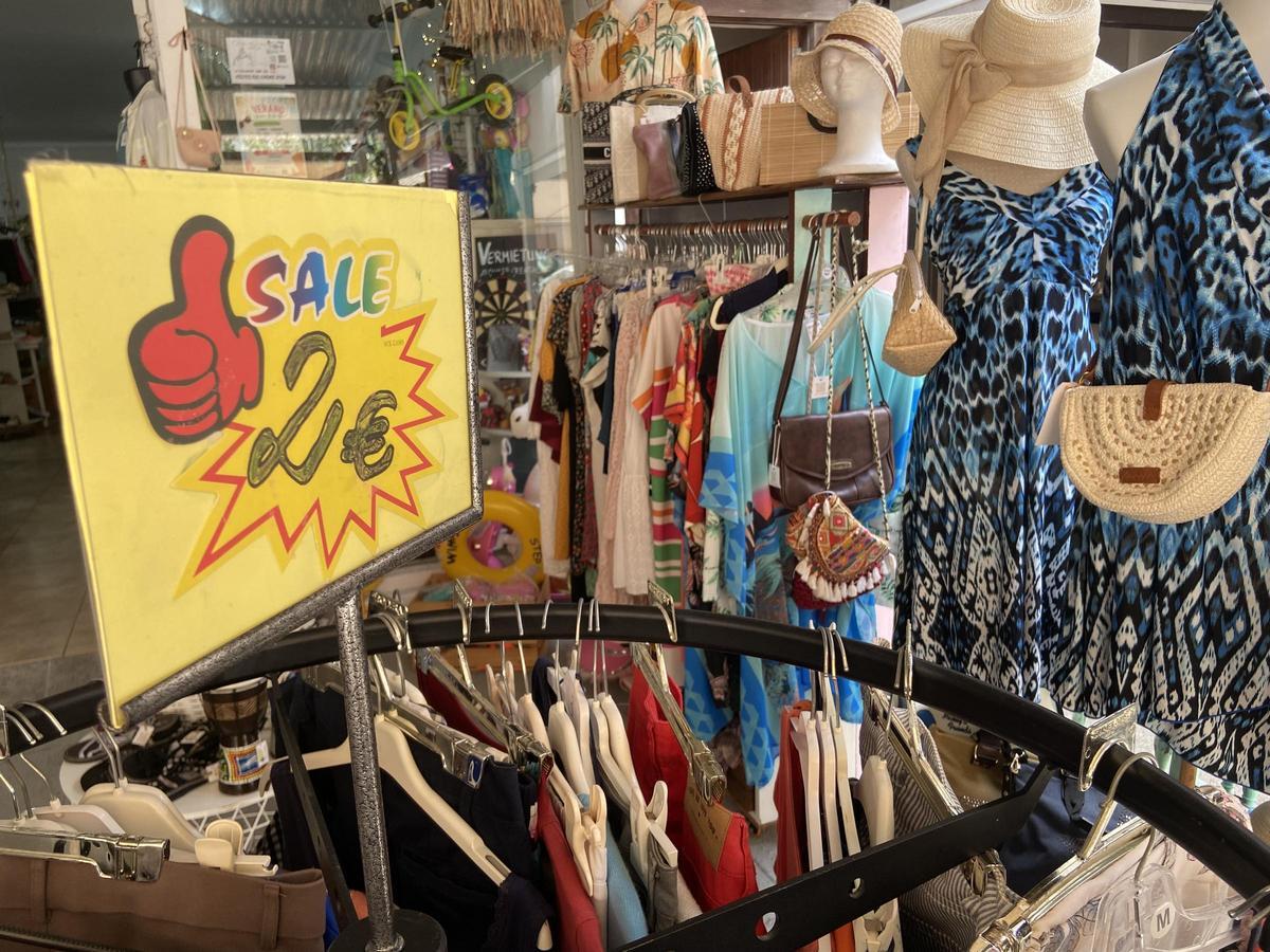 Auch Schnäppchenjäger werden in Secondhand-Läden fündig