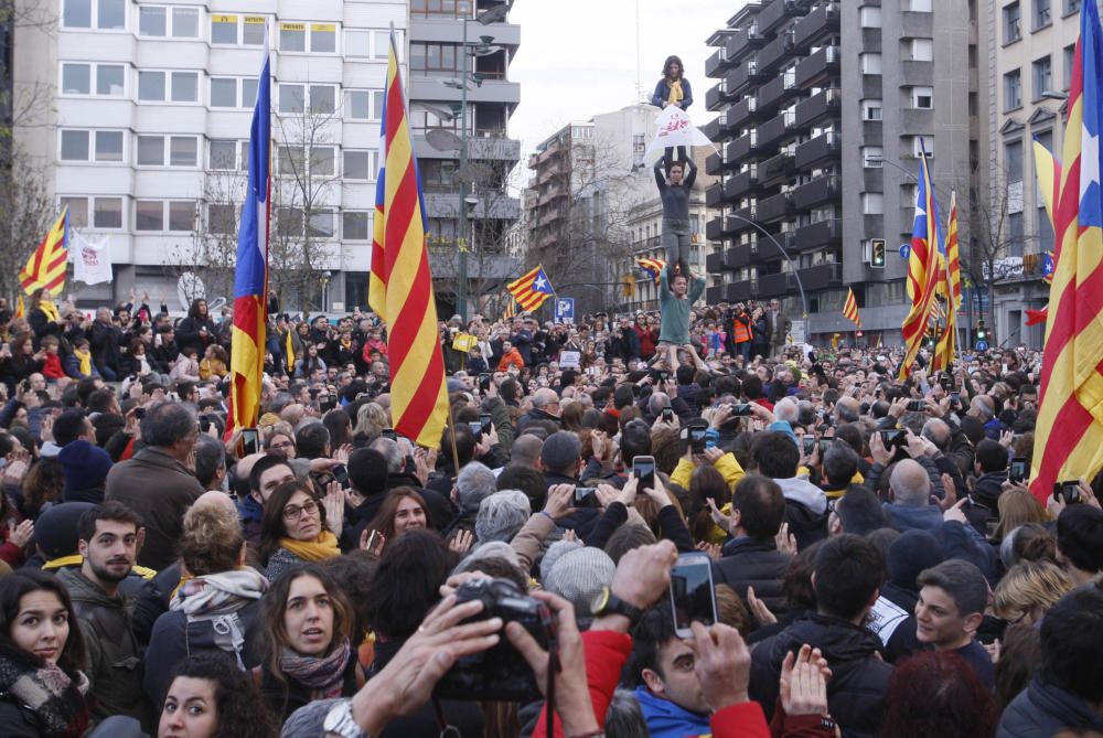 Milers de persones clamen per la llibertat de Puigdemont davant la subdelegació del govern de Girona