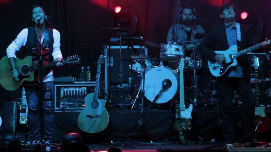 Tres de los integrantes de Los Secretos durante el concierto de anoche en Porta do Sol. // José Lores