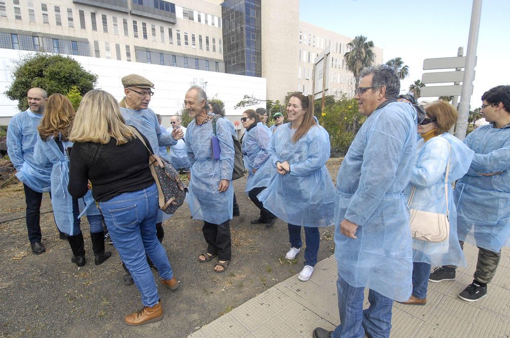 Concentración frente al Hospital Doctor Negrín en defensa de la sanidad pública