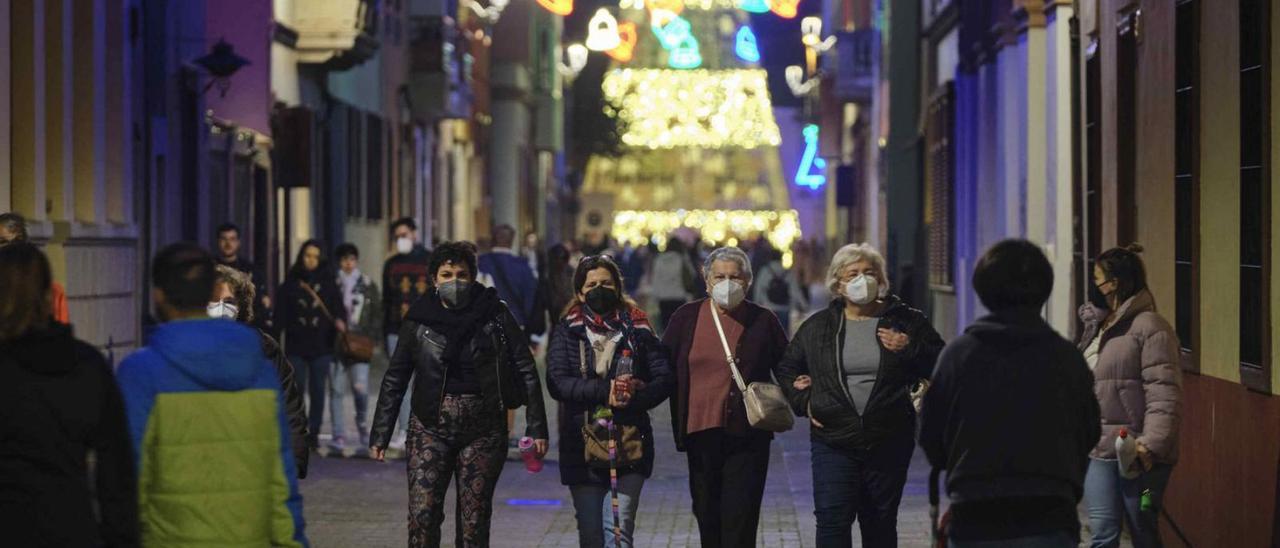 Gente con mascarilla en el casco de La Laguna.