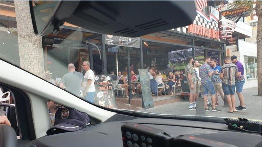 Turistas extranjeros se enfrentan con la policía de Benidorm por cerrar los bares