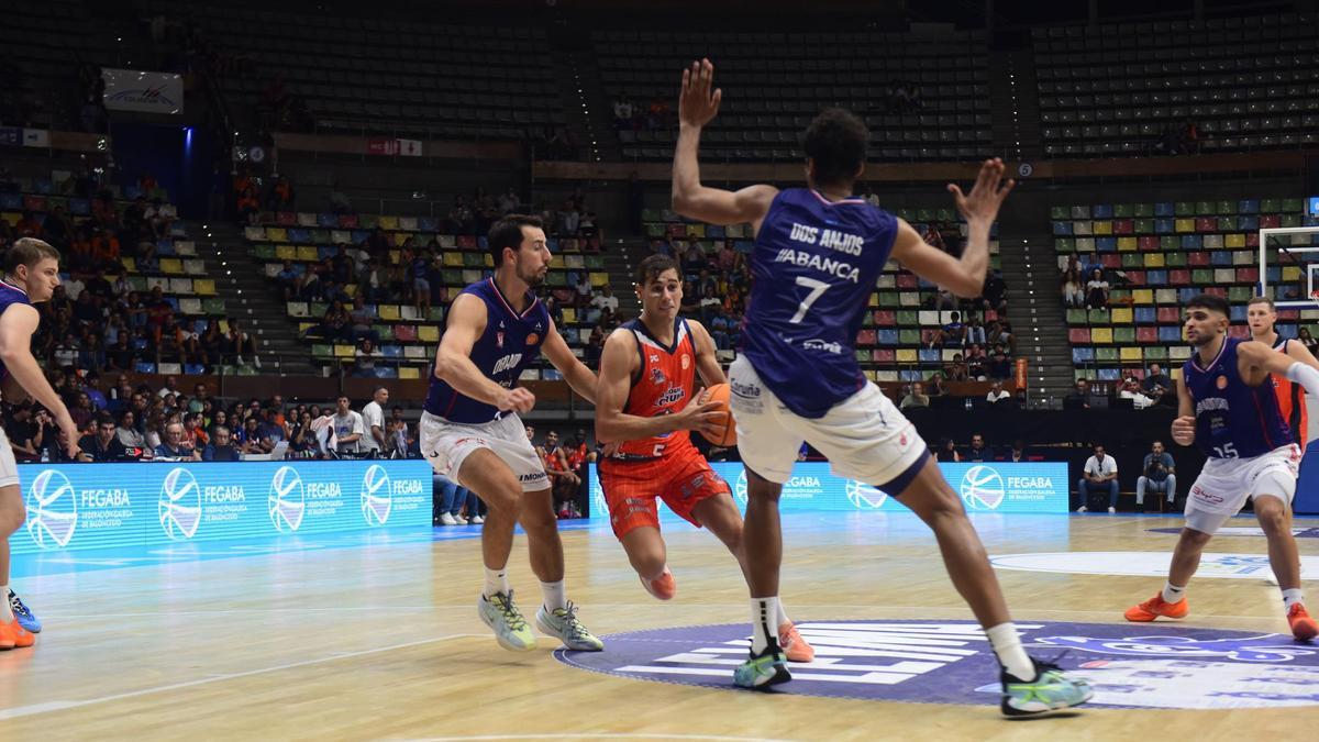 Guillem Jou encara a dos jugadores del Obradoiro en la Copa Galicia.