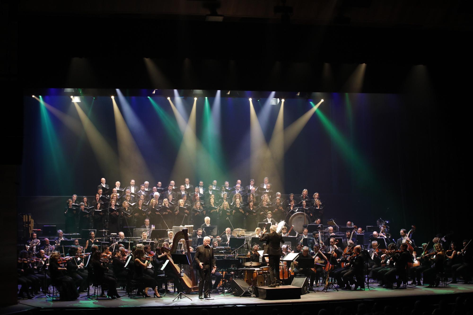 EN IMÁGENES: Así fue el tercer concierto de Víctor Manuel en la Laboral con la OSPA y el Coro de la Fundación Princesa de Asturias