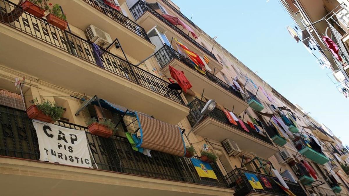 Pancartas contra los pisos turísticos en el barrio de la Barceloneta