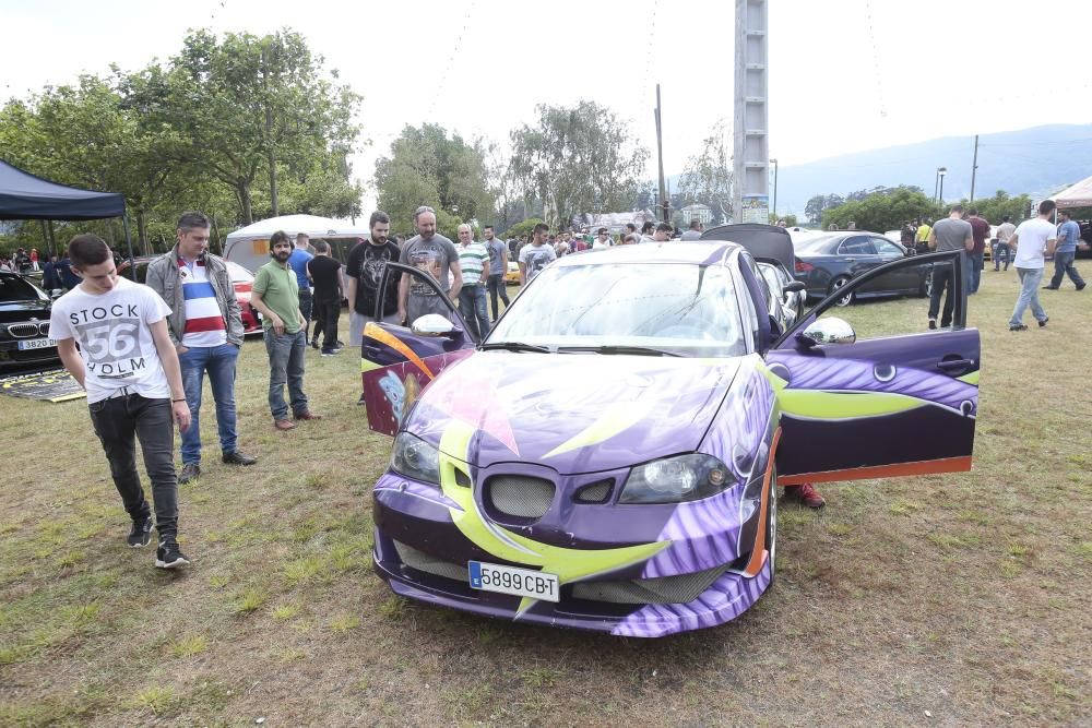 Múscia a todo volumen y coches de diseño en la playa redondelana